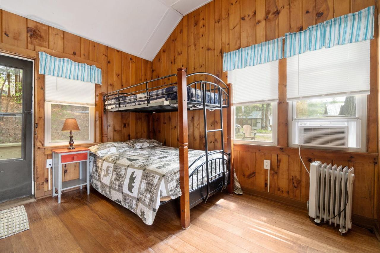 Hide-A-Way Waterfront Cottages Lake Luzerne Bagian luar foto